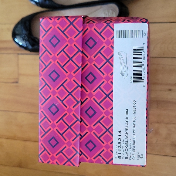 Tory Burch Chelsea captoe ballet flats in black. - Picture 5 of 6